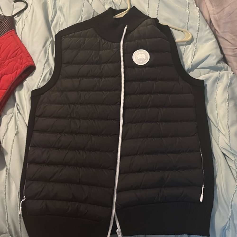 Canada Goose men's full zip vest. Zip pockets. Size large. Used-like new